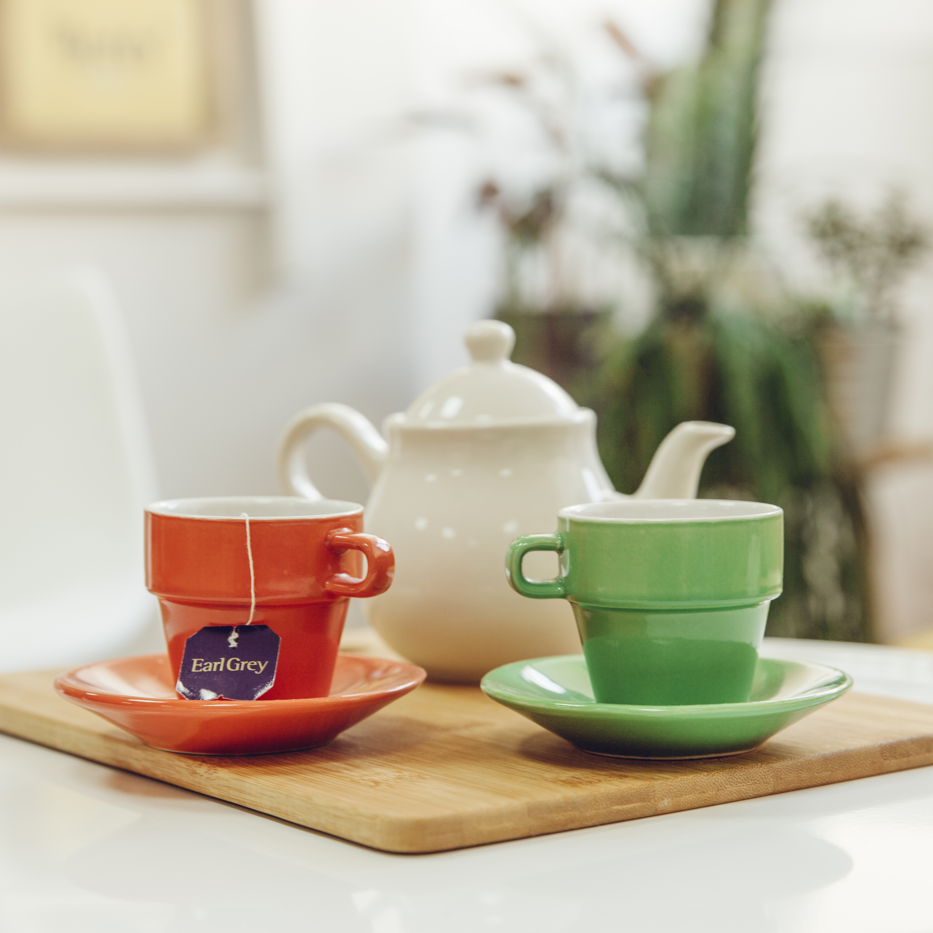 Dekoratif desenleri olan kahve kupaları ve çay fincanları